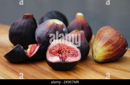 fichi freschi succosi su un tagliere di legno Foto Stock