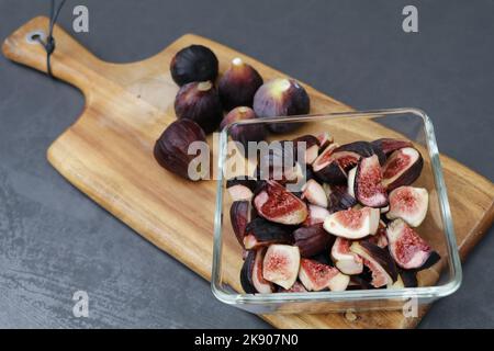 fichi freschi succosi su un tagliere di legno Foto Stock