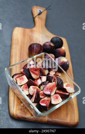 fichi freschi succosi su un tagliere di legno Foto Stock