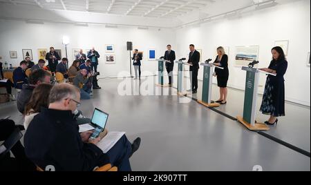 (Da sinistra a destra) il ministro dell'Agricoltura Charlie McConalogo, Tánaiste Leo Varadkar, il ministro della Giustizia Helen McEntee e il ministro delle Arti Catherine Martin intervenendo in una conferenza stampa che annuncia le riforme delle antiquate leggi irlandesi sulle licenze alla Royal Hibernian Academy Gallery di Dublino. Data immagine: Martedì 25 ottobre 2022. Foto Stock