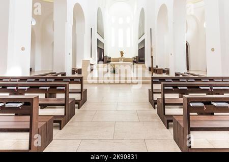 AUGSBURG, GERMANIA - Apr 24, 2015: Il rimodellamento minimalista dell'architetto britannico John Pawson della chiesa di St. Moritz ad Augsburg, Germania, include fette di Foto Stock