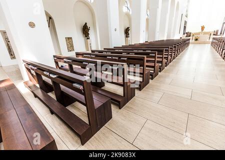 AUGSBURG, GERMANIA - Apr 24, 2015: Il rimodellamento minimalista dell'architetto britannico John Pawson della chiesa di St. Moritz ad Augsburg, Germania, include fette di Foto Stock