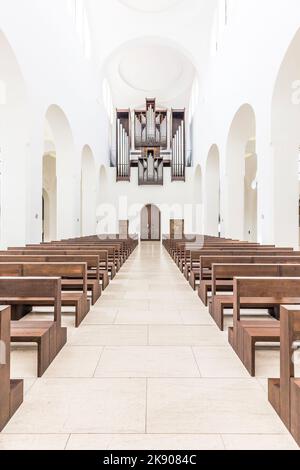 AUGSBURG, GERMANIA - Apr 24, 2015: Il rimodellamento minimalista dell'architetto britannico John Pawson della chiesa di St. Moritz ad Augsburg, Germania, include fette di Foto Stock