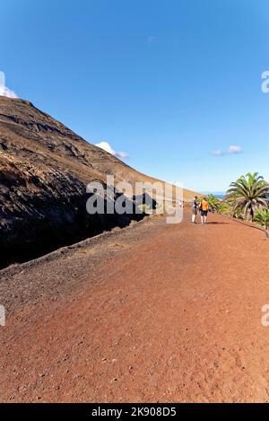 Vista del sentiero natura da Orzola a Playa Blanca - Haria, Lanzarote, Isole Canarie, Spagna - 20th settembre, 2022 Foto Stock