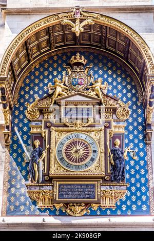 PARIGI, FRANCIA - 9 GIUGNO 2015: horloge al palazzo della città di Parigi. L'orologio è stato costruito da Henri de Vic nel 1370. Foto Stock