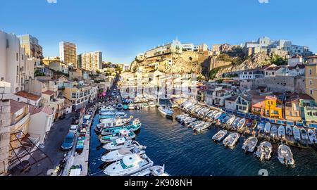 MARSIGLIA, FRANCIA - 9 LUGLIO 2015 : barche di pescatori in un piccolo porto. Il Vallon des Auffes è un piccolo porto di pescatori del distretto 7eme di Marsiglia, Foto Stock