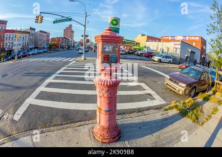 NEW YORK, USA - 21 ottobre 2015: Tipica scena di strada con la gente al mattino presto a New York, Brooklyn, Douglass Street. Un fuoco e polizia di emergenza ph Foto Stock