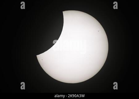 Harrogate, North Yorkshire, Regno Unito. Eclipse parziale della Luna come si vede da Harrogate, North Yorkshire, Regno Unito. 25 ottobre 2022. Harrogate, North Yorkshire, Regno Unito. Credit: Caught Light Photography Limited/Alamy Live News Foto Stock