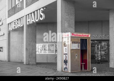 Photoautomat Photo Booth all'esterno dell'Aufbauhaus a Moritzplatz nel quartiere Berliner di Kreuzberg, Berlino, Germania, Europa Foto Stock
