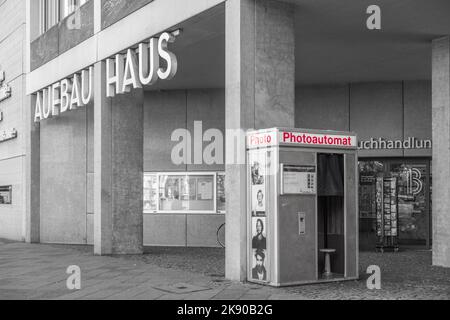 Fototessera a Moritzplatz nel quartiere Berliner di Kreuzberg in bianco e nero / colore selettivo, Berlino, Germania, Europa Foto Stock