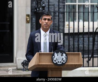 Londra, Regno Unito. 25th Ott 2022. Il nuovo primo ministro britannico Rishi Sunak fa una dichiarazione che delinea la visione del suo governo al pubblico al di fuori di No.10 Downing St martedì 25 ottobre 2022. Sunak è il primo ministro britannico del 57th e il primo a provenire da un contesto etnico. Foto di Hugo Philpott/UPI Credit: UPI/Alamy Live News Foto Stock