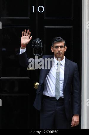 Londra, Regno Unito. 25th Ott 2022. Il nuovo primo ministro britannico, Rishi Sunak, è alle porte del No.10 Downing St dopo aver fatto una dichiarazione che illustrava la visione del suo governo al pubblico martedì 25 ottobre 2022. Sunak è il primo ministro britannico del 57th e il primo a provenire da un contesto etnico. Foto di Hugo Philpott/UPI Credit: UPI/Alamy Live News Foto Stock
