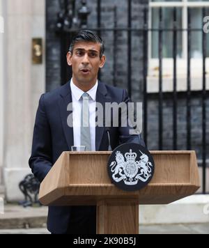 Londra, Regno Unito. 25th Ott 2022. Il nuovo primo ministro britannico Rishi Sunak fa una dichiarazione che delinea la visione del suo governo al pubblico al di fuori di No.10 Downing St martedì 25 ottobre 2022. Sunak è il primo ministro britannico del 57th e il primo a provenire da un contesto etnico. Foto di Hugo Philpott/UPI Credit: UPI/Alamy Live News Foto Stock