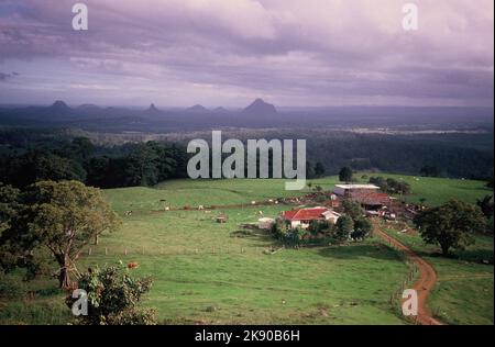 Australia. Queensland. Sunshine Coast. Maleny. Paesaggio con fattoria. Glasshouse Mountains. Foto Stock