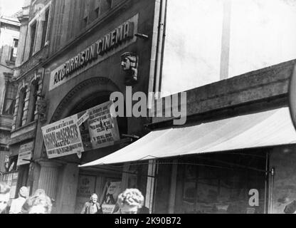 Cinema militare non identificato A.K.C. (ARMY KINEMA CORPORATION) Garrison Cinema / Movie Theatre mostra RALPH RICHARDSON a SCUOLA PER I SEGRETI 1946 (regista / scrittore Peter Ustinov) verso la fine del 1946 in Germania post-guerra Foto Stock