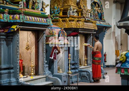 Londra, Regno Unito. 24th Ott 2022. Un pandit o sacerdote indù esegue puja. Diwali, Deepavali o il Festival delle luci è una celebrazione di cinque giorni osservata da milioni di Indù, Sikh e Jains in tutto il mondo. È il momento di celebrare il trionfo del bene sul male e della luce sulle tenebre. Quest'anno Diwali cade il 24th ottobre 2022. I devoti visitano il Tempio Murugan della collina delle Highgate la notte di Diwali per offrire la puja o i rituali di culto per l'omaggio devozionale alle loro divinità venerate. (Foto di Aisha Nazar/SOPA Images/Sipa USA) Credit: Sipa USA/Alamy Live News Foto Stock