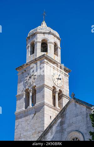 Campanile della Chiesa di San Nicola nella pittoresca città di Cavtat sulla costa dalmata della Croazia Foto Stock