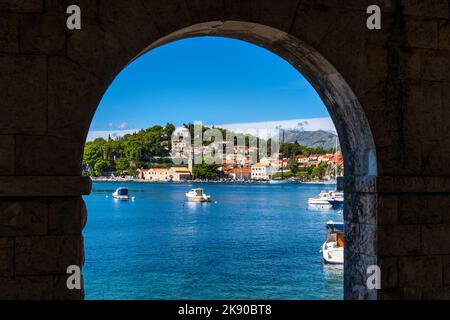 Vista attraverso l'arco del lungomare della pittoresca città di Cavtat sulla costa dalmata della Croazia Foto Stock