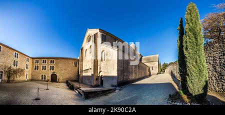GORDES, Francia - Dic 10, 2015: retro di Senanque Abbazia. L'abbazia fu fondata nel 1148. Foto Stock
