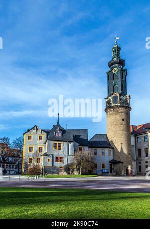 WEIMAR, GERMANIA - DEC 19, 2015: Città castello Weimar sotto il cielo blu. Il disegno del castello, costruito come residenza per il duca di Sassonia-Weimar-Eisenach Foto Stock