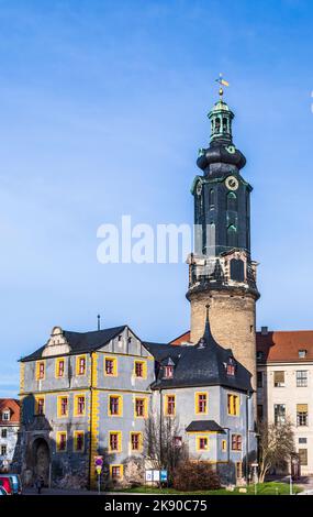 WEIMAR, GERMANIA - DEC 19, 2015: Città castello Weimar sotto il cielo blu. Il disegno del castello, costruito come residenza per il duca di Sassonia-Weimar-Eisenach Foto Stock