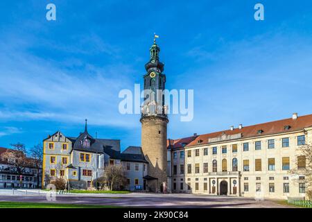 WEIMAR, GERMANIA - DEC 19, 2015: Città castello Weimar sotto il cielo blu. Il disegno del castello, costruito come residenza per il duca di Sassonia-Weimar-Eisenach Foto Stock