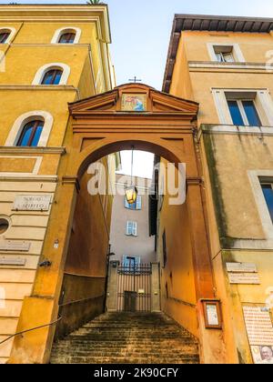 CITTÀ DEL VATICANO,VATICANO - DEC 23, 2015 : scalinata antica nella zona extraterritoriale del Vaticano alla chiesa di San Michele. Foto Stock