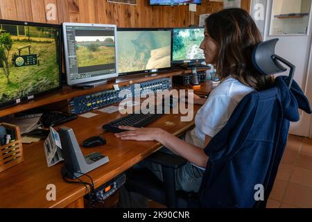 Erika Diaz Hernandez, parte del team di sorveglianza, controlla i monitor installati nei contenitori e raccoglie i dati. Centro de Cría del Lince Foto Stock