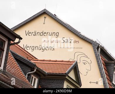 RUDOLSTADT, GERMANIA - 10 GENNAIO 2016: Proverbio di Friedrich Schiller a una casa muraria nella città vecchia di Rudolstadt in Turingia, Germania. Rudolstadt è anche Foto Stock