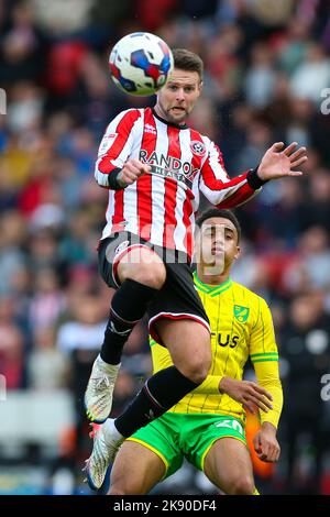 Oliver Norwood di Sheffield United e Aaron Ramsey di Norwich City combattono per la palla durante la partita del campionato Sky Bet a Bramall Lane, Sheffield. Data immagine: Sabato 22 ottobre 2022. Foto Stock