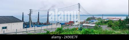 Yuzhno-Kurilsk, Russia - 01 agosto 2022: Centrale diesel con camini fumanti sull'isola Foto Stock