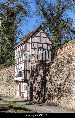 NEUBRANDENBURG, GERMANIA - Apr 1, 2016: Wiek House lungo le mura medievali della città, Neubrandenburg, Meclemburgo-Pomerania occidentale, Germania Foto Stock