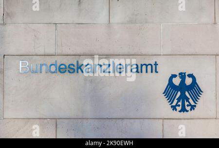 BERLINO, GERMANIA - 2 MAGGIO 2016: Targa al muro della cancelleria tedesca, Bundeskanzleramt. È la sede del Cancellor tedesco. Foto Stock