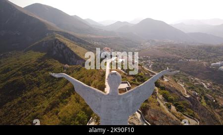 Una veduta aerea della Statua di Cristo Redentore a Maratea, Italia Foto Stock