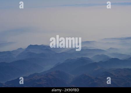 Un angolo alto della Central Mountain Range con cime nebbiose e cielo sullo sfondo Foto Stock