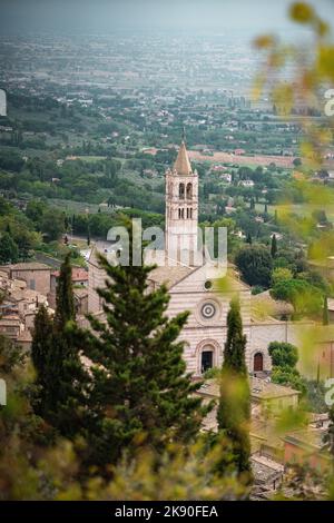 Un alto angolo verticale della Basilica di Santa Chiara con il paesaggio urbano sullo sfondo Foto Stock