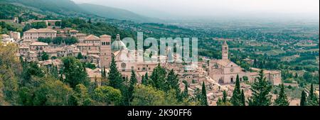 Un angolo panoramico della Basilica di Santa Chiara con montagne boscose e cielo stellato Foto Stock