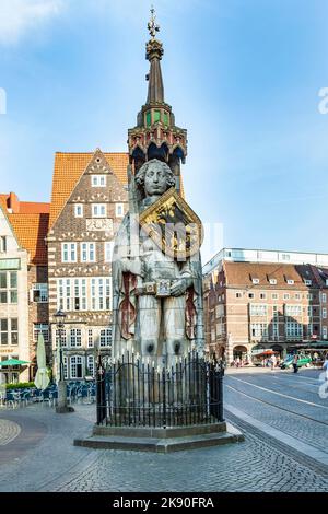 BREMA, GERMANIA - 13 MAGGIO 2016: Statua medievale di Cavaliere Roland di fronte al municipio di Brema. Foto Stock