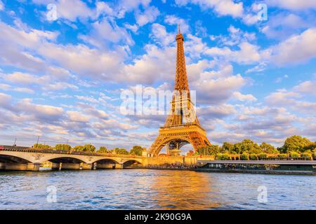 Parigi, la Torre Eiffel e la Senna al tramonto. Parigi, Francia. Foto Stock