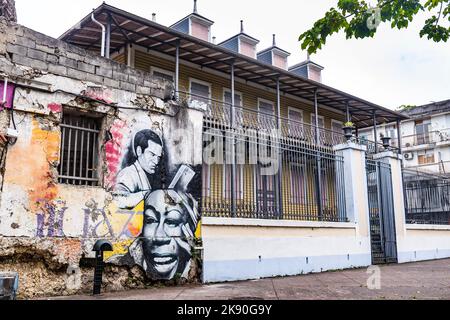 POINTE-A-PITRE, GUADALUPA - 17 MAGGIO 2015: Vecchia casa con pareti colorate a Pointe-a-Pitre, Guadalupa. Queste vecchie case sono per lo più abbandonate. Foto Stock