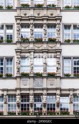 MONACO di BAVIERA, GERMANIA - 27 MAGGIO 2016: Facciata di Hirmer, la più grande casa di moda maschile del mondo, con decorazione a Monaco di Baviera, Germania Foto Stock