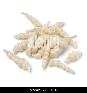 Mucchio di fresco bianco crudo sano giapponese carciofo tubero primo piano isolato su sfondo bianco Foto Stock