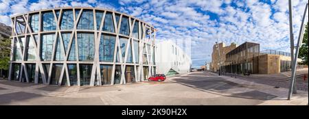 AIX EN PROVENCE, FRANCIA - 8 LUGLIO 2015: Nuovo famoso Grand Theatre de provence e teatro con bandiera nera nella nuova zona di Sextius Mirabeu ad Aix en Provence Foto Stock