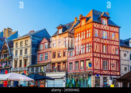 Rouen, Normandia, Francia. La Piazza del mercato Vecchio. Foto Stock