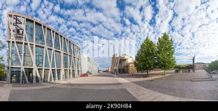 AIX EN PROVENCE, FRANCIA - 8 LUGLIO 2015: Nuovo famoso Grand Theatre de provence e teatro con bandiera nera nella nuova zona di Sextius Mirabeu ad Aix en Provence Foto Stock