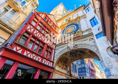 Rouen, Normandia, Francia. Il Grande Orologio (Gros-Horloge) un orologio astronomico del XIV secolo. Foto Stock