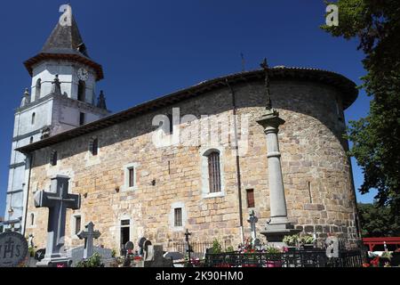 13th ° secolo chiesa di Notre-Dame-de-l'Assomption fondata dai monaci Nobertini (Pémontrè), in gran parte ricostruita nel 16th ° e 17th ° secolo, Ainhoa, Francia Foto Stock