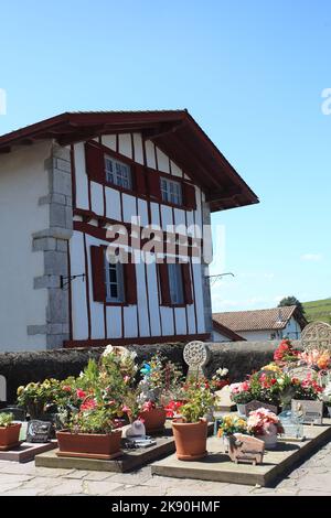 Tipico cimitero basco e casa villaggio nel grazioso villaggio di Ainhoa, Pirenei Atlantici, Francia Foto Stock