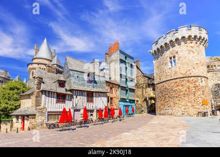 Bretagna, Francia. La città medievale di Vitre con il famoso Chateau de Vitre. Foto Stock