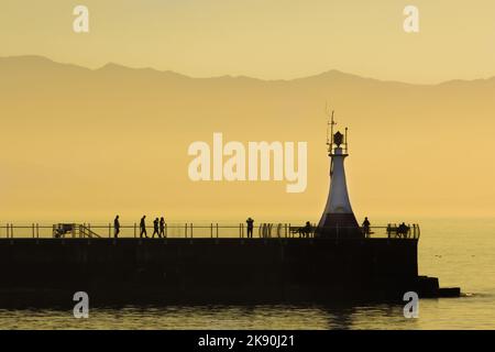 Una silhouette di persone sul faro di Ogden Point a Victoria, British Columbia Foto Stock